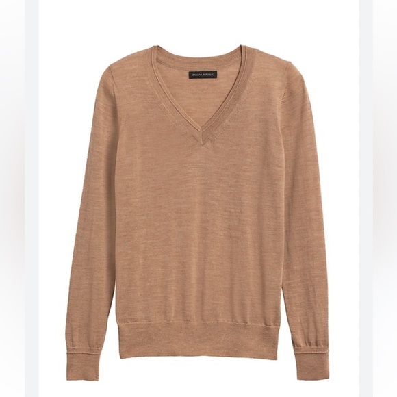 Banana Republic Sweaters - Banana Republic Beige Merino Wool V-neck Sweater size Large